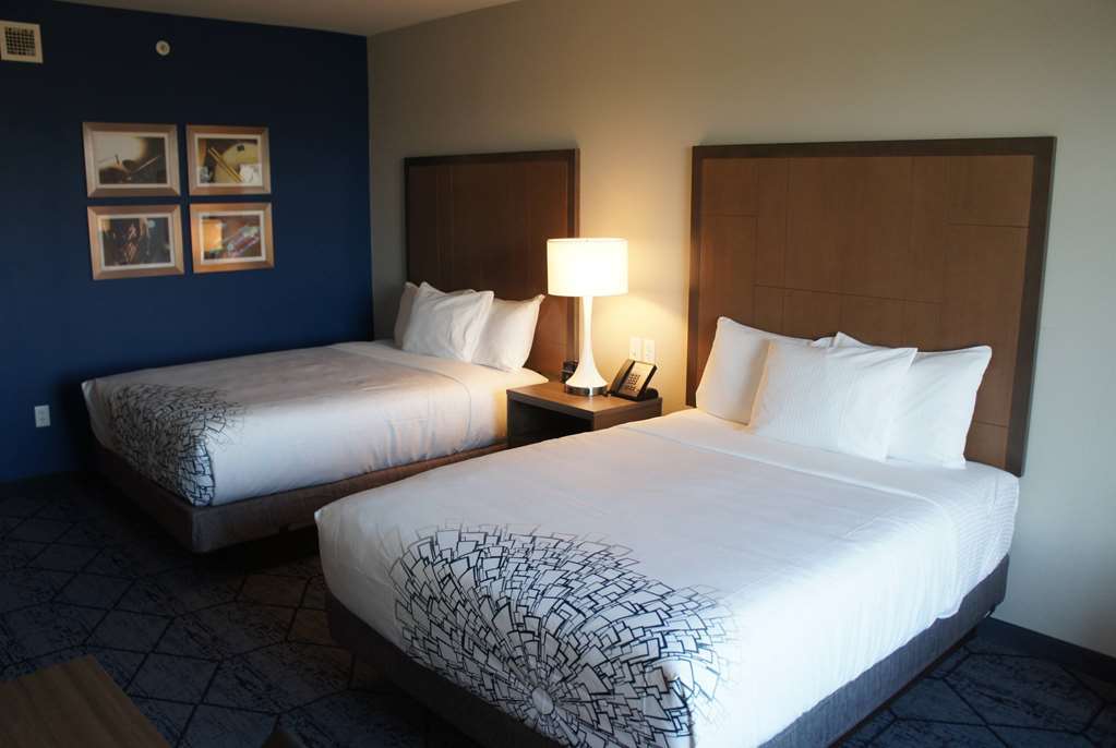 La Quinta Inn & Suites By Wyndham Kansas City Beacon Hill Værelse billede