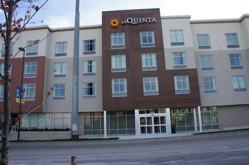 La Quinta Inn & Suites By Wyndham Kansas City Beacon Hill Eksteriør billede