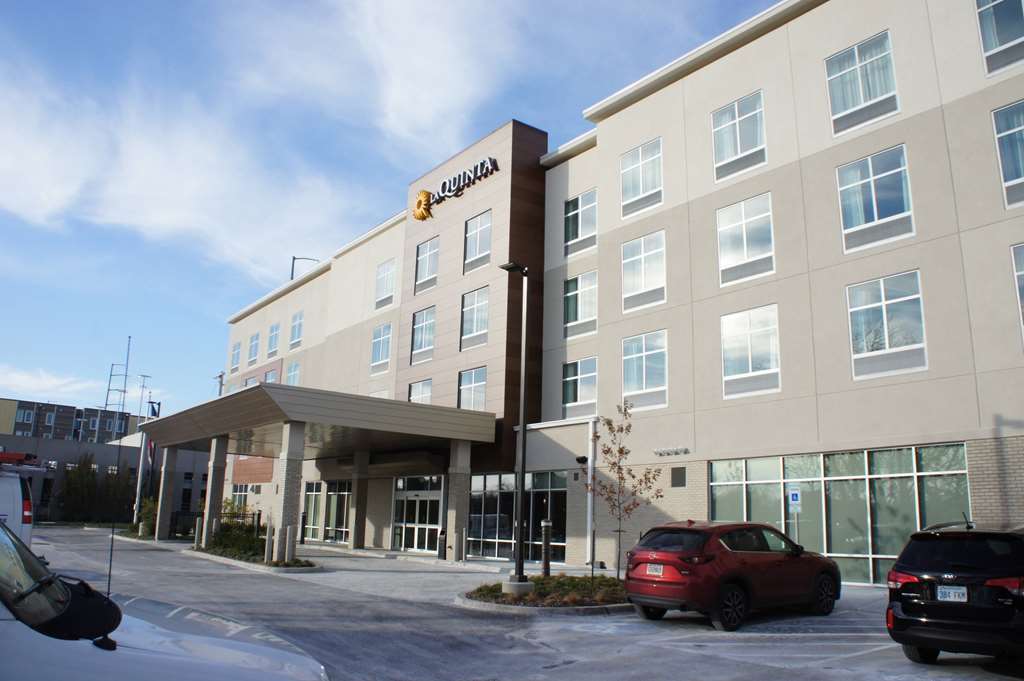 La Quinta Inn & Suites By Wyndham Kansas City Beacon Hill Eksteriør billede